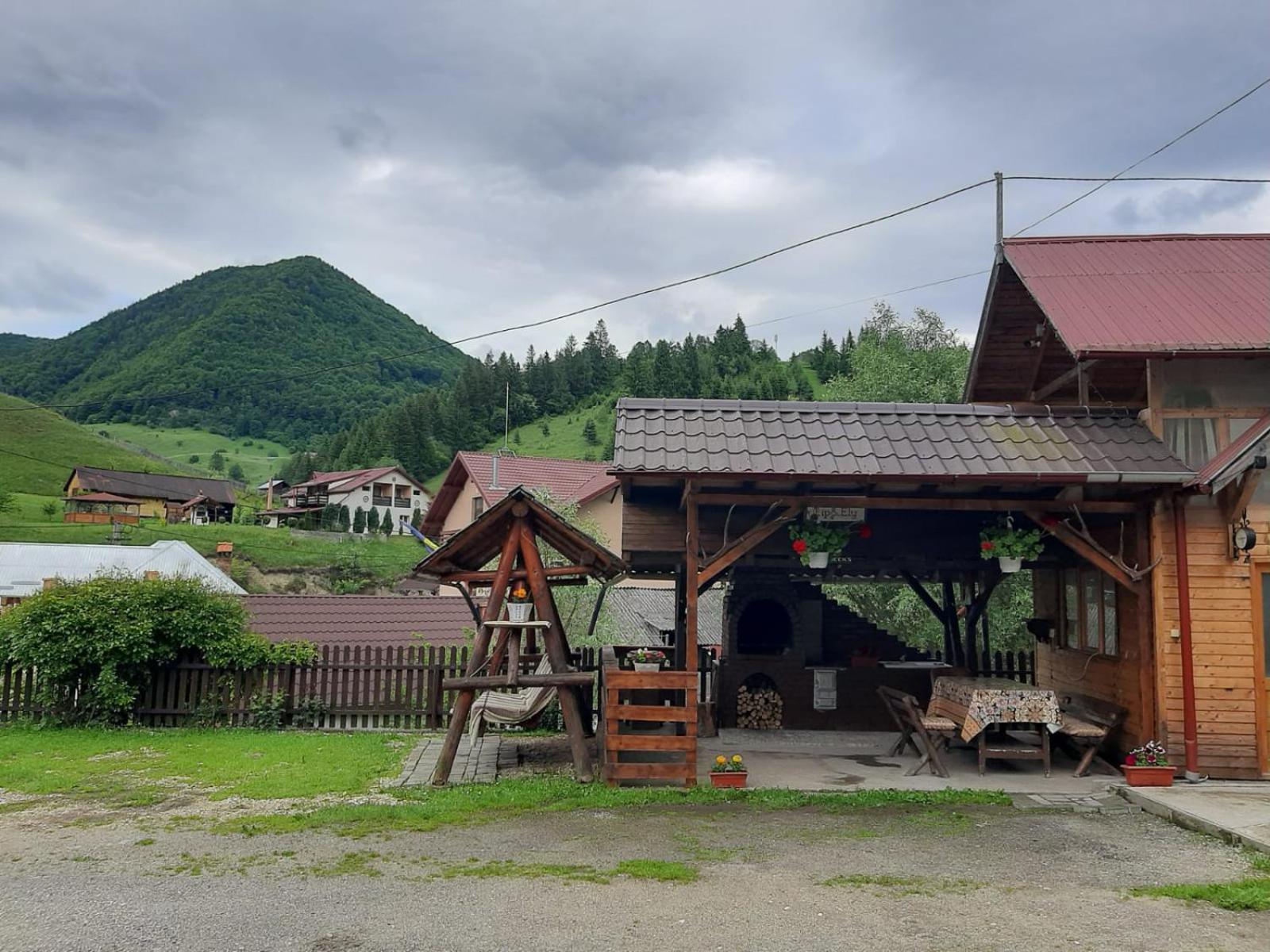 Lip Si Ely Hotel Dîmbovicioara Екстериор снимка